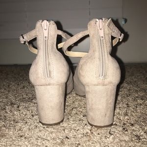 Small Heeled Closed-toe Sandals